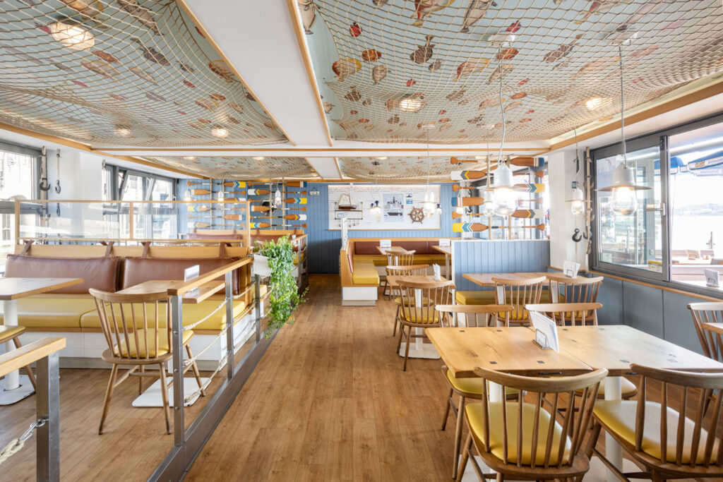 'Fischpfanne' Hamburg interior with tables and chairs